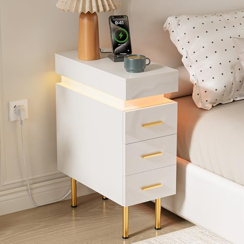 Ztexkee Nachttisch schmal Nachtschrank mit Steckdose und LED Lichtleiste Schmaler Beistelltisch mit Beinen Nachttisch mit 3 Schubladen und 1 Schiebefach für Schlafzimmer, Wohnzimmer Weiß