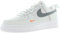 NIKE Air Force 1 '07, Sneaker Hombre, Photon Dust Cool Grey Safety Orange, 42.5 EU