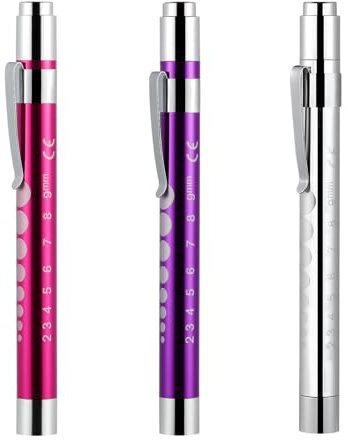 Paquete de 3 Linterna Boligrafo con luz LED, Linterna Medica con Pupilómetro y Regla Integrada, Clip de Bolsillo Anticaídas, 3 Colores (Rosa, Morado y Plateado), Prueba de Golpes, para Cuidadores
