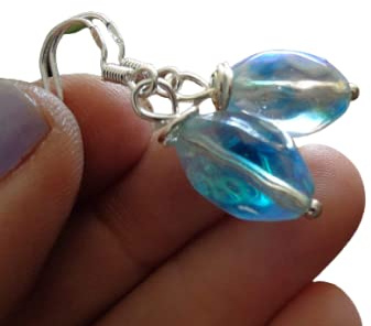 ◦•●◉✿ SCHIMMERNDES HELLBLAUES GLAS & VERSILBERTE OHRHAKEN ✿◉●•◦ zierliche; einmalige Ohrringe, Handmade, einmalig bei Asai Bolivien