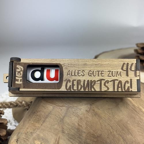Urhome Geschenkbox Alles Gute zum 44. Geburtstag mit Duplo Schokoriegel - Überraschung Holzbox mit Spruch Gravur inkl. Schokolade Geschenk Riegel - Geburtstagsgeschenk für Erwachsene Mann Frau