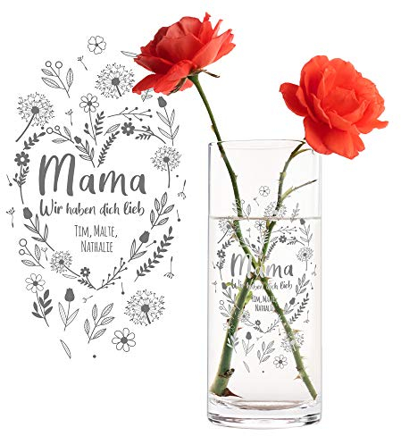Casa Vivente Runde Blumenvase mit Gravur für Mama, Wir haben Dich lieb, Personalisiert mit Namen, Glasvase für Schnittblumen, Deko-Vase zum Muttertag