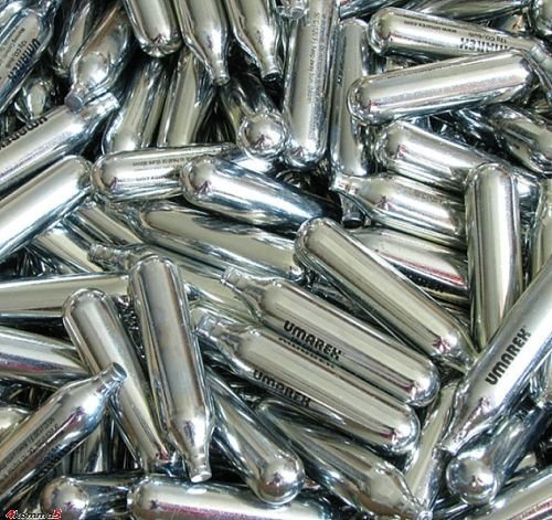 100 Gasflaschen à 12 g CO2 zum Nachfüllen von Gaskartuschen