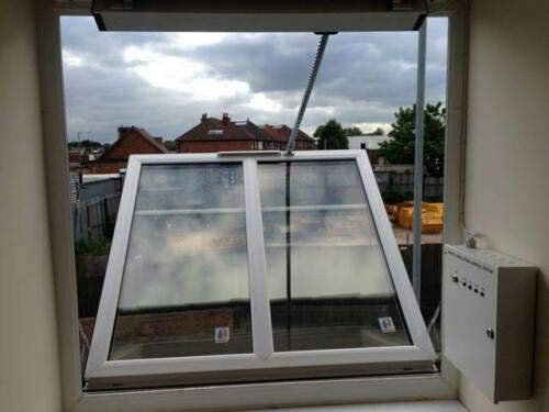 AOV Attuatore elettrico automatico per porta/finestra, 450 mm, 250 N, 24 vDC con staffa