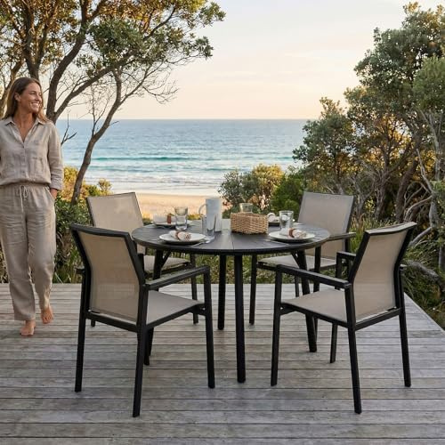 Gartenmöbel Set AGAPE/WINDY mit 4 Stühlen, Schwarz - Outdoor Essgruppe für 4 Personen, Gartentisch rund 120 cm mit Holzoptik, 4 stapelbare Gartenstühle, Terrassenmöbel wetterbeständig & pflegeleicht