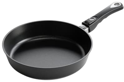AMT Gastroguss Sonder-Edition Klaus grillt, hohe Ausführung, Ø 28 cm, 7 cm hoch, abnehmbarer Stiel, nachhaltig und klimafreundlich, Wiederbeschichtung möglich, Induktion, AMZN-KG-I-7L28-Z20B