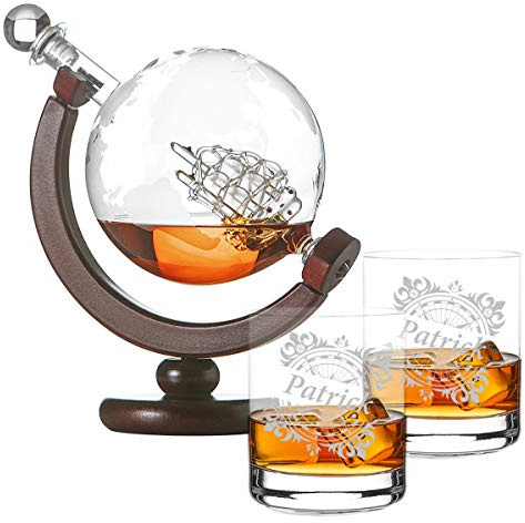 polar-effekt Whiskykaraffe Globus Segelschiff mit Weltkarte - Zwei Whiskygläser Tumbler mit Gravur Motiv Vintage Kompass - Geschenk für Männer - Whisky-Flasche Weltkugel Dekanter aus Glas 850ml