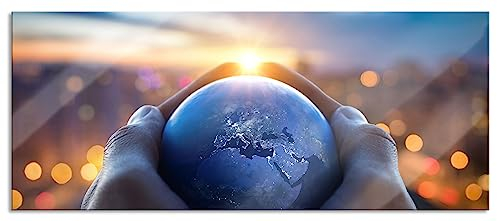 Pixxprint Glasbild Panorama, Wandbild aus Echtglas, Die Erde in den Händen vor Stadt Skyline, 120x50 cm, inkl. Aufhängung und Abstandshalter
