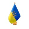 Flaggenfritze Tischflagge Ukraine mit Wappen 15 x 22 cm, ukrainische Flagge, reißfestes Polyester, farbintensiver Siebdruck, Fahne mit Holzsockel