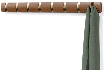 Umbra Flip 8 Garderobenhaken - Moderne, Schlichte und Platzsparende Garderobenleiste mit 8 Beweglichen Haken für Jacken, Mäntel, Schals, Handtaschen und Mehr, Helle Walnuss/Gold