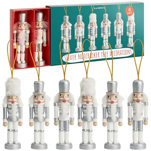 THE TWIDDLERS - 6 Silberne Nussknacker-Soldaten-Ornamente aus Holz, 10cm / 4“ - Baumschmuck im festlichen traditionellen Weihnachtsdesign