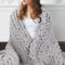 Gugxiom Chunky Knit Blanket, 127 x 152 cm Chenille Gestrickt Decke, wArm & Gemütlich, Hand Strickdecke, Grob Gestrickte Decke für Couch Bett(Hellgrau)