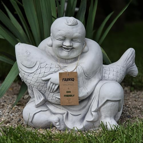 FABRIQ Buddha mit Koi Fisch Steinfigur 33 cm – 21 kg Massive Steinguss Gartendeko – Asiatische Buddha Statue für Außen – Wetterfest & frostsicher