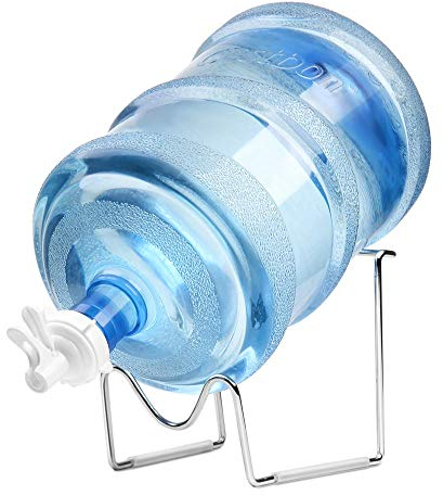 Flexzion Soporte dispensador de agua de 2 a 5 galones, soporte de jarra de agua chapado en metal con válvula dispensadora de agua, enchufe a prueba de polvo, palo de madera para botellas de agua de 55