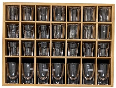 Schnapsglas-Vitrine, stilvolle natürlich lackierte Glas-Vitrine für Display, 28 Fächer, freistehend & wandmontierbar, Schnapsglashalter, perfekt für Sammler – (mit 1 Reihe für große Schützen)