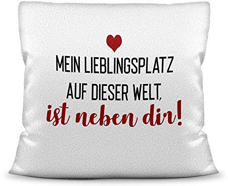 Tassendruck Kissen mit Spruch Mein Lieblingsplatz, ist neben dir - Rot - Verliebt/Liebe/Geschenk-Idee/Paar/Kissenbezug inkl. Kissenfüllung/Farbe: Weiss - Polyester (flauschig)