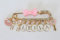 Baby Stecknadel mit Namen Anstecknadel Brosche personalisierte Baby Geschenk Mädchen Junge Glücksbringer Kinderwagen PIN (Rosa mit Strass Schlüssel & Schleife)