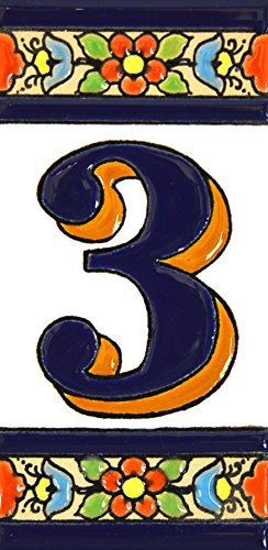 Numero casa. Insegna con numeri e lettere fatte di piastrelle di ceramica policroma, dipinte a mano con la tecnica cuerda seca, nomi indirizzi e segnaletica. Testo personalizzabile. Disegno FLORES MEDIANO 10,9 cm x 5,4 cm. (NUMERO TRE 3)