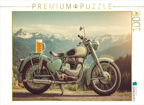Puzzle · Oldtimer-Motorrad mit Bierkrug vor Alpenpanorama | Ein nostalgisches Motorrad mit vollem Bierkrug auf dem Sattelträger… · 1000 Teile · Lege-Größe 64 × 48 cm · CALVENDO Puzzle