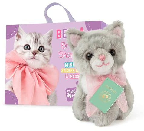 Studio Pets Bella Kuscheltier – 8 cm Britische Kurzhaarkatze mit rosa Schleife – Mini Plüschkatze – Inklusive Mini Pass & Aufkleberbuch – Mit Studio Pets Geschenktasche – Geschenk für Kinder