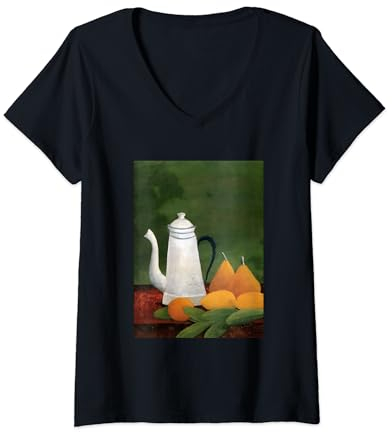 Mujer Naturaleza muerta con tetera y fruta de Henri Rousseau (1910) Camiseta Cuello V