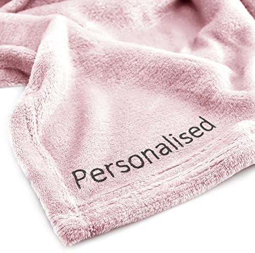 DecoKing Personalisierte Kuscheldecke 70x150 cm Rosa Decke mit Namen Bestickt Microfaser Tagesdecke Fleece Mic