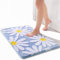 QJHOMO Blau Badezimmerteppich Niedliche Gänseblümchen Badematte rutschfest Waschbar Badteppich Weiße und Gelbe Blume Badvorleger Weiche Duschvorleger Absorbierende Badezimmer Teppich 50x80 cm