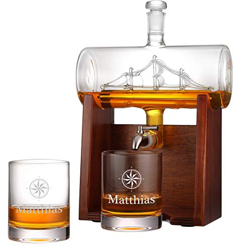Whiskey-Dekanter mit 2 gravierte Whiskygläser 320ml, Whiskey-Karaffe 1000ml bleifreie Dekanter, hochwertige Geschenkidee mit Holzständer und Edelstahlhahn, für Brandy Wein Cognac Rum Gin Scotch