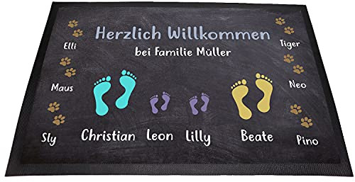 Personalisierte Fussmatte „Herzlich Willkommen“ mit bis zu 7 Wunschnamen für Familie, Kind(er) und Hund(e) mit Füßen und Pfoten Abdrücken (Paar mit 2 Kindern und 6 Haustieren)