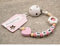 Nuckelhalter personalisiert mit Namen für Mädchen | Baby Geschenk zur Geburt & Taufe | Namenskette Blume und Herz in rosa