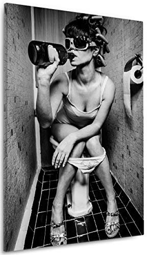 Wallario Leinwandbild Kloparty - Sexy Frau auf Toilette mit Weinflasche - Wandbild 60 x 90 cm: Kunstdruck | Brillante lichtechte Farben | hochauflösend | verzugsfrei