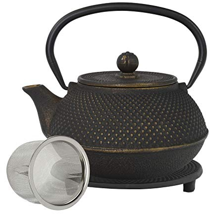 teeblume | gusseiserne Teekanne Arare | Gusseisen-Teekanne mit Sieb | inkl. gratis Untersetzer in schwarz | Teekessel innen komplett emailliert | Gold-schwarz | 900ml
