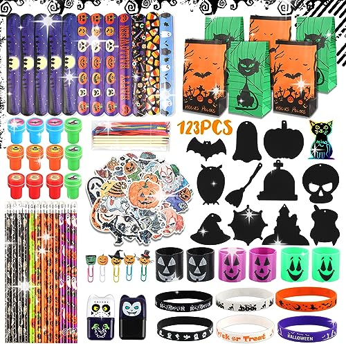 123 Pezzi Halloween Gadget, Regalini Festa Compleanno Bambini,Braccialetti Silicone,Gomma,Graffette,Matite,Francobolli,Braccialetti Schiaffo,Borse feste,Adesivi,Scratch Painting,Giocattoli Spirale