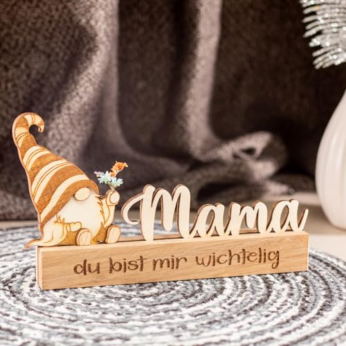 Mama Du bist mir Wichtelig (wichtig) - Holz-Aufsteller mit Trockenblumen-haltendem Wichtel auf Eiche - süßes Muttertagsgeschenk oder als Kleinigkeit zum Geburtstag