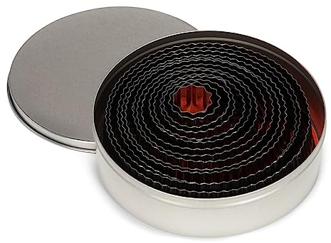 patisse 01951 – Boîte métal ronde de 14 découpoirs ou emporte pièces ronds cannelés en acier inoxydable – Ø 2 à 11cm, Argent