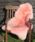 Felltrade Merino Schaffell Lammfell echtes Fell in tollen Farben 110-120 cm ökologische Gerbung (rosa)