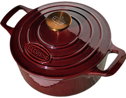 La Cuisine Cocotte en fonte émaillée de 2L - Diamètre 20 cm, Revêtement Intérieur Émaillé Noir Mat, Canneberge, Poignée du Couvercle en Acier Inoxydable Plaqué Or