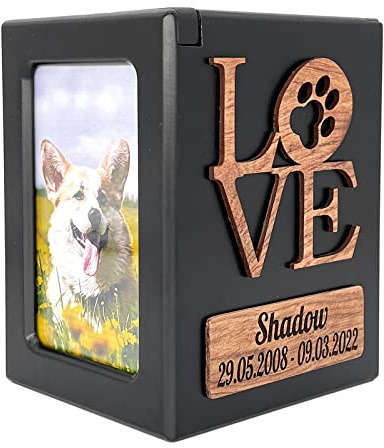 Tarngod Urne pour animal personnalisée en bois, LOVE 3D, nom, date et photo | Urne pour animal en bois massif avec motif LOVE 3D en relief, photo, nom et date; pour chiens et chats jusqu’à 50 kg.