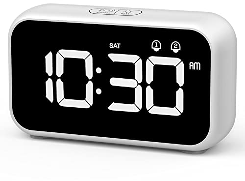 HOMVILLA Digitaler Wecker, LED Digital Wecker Spiegel Tischuhr USB Wiederaufladbar Reisewecker mit 2 Alarmen/Snooze/Nickerchen Zeit/Sprachsteuerung Funktion, 4 Helligkeit