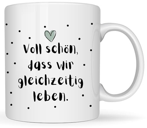 KÜSTENGLÜCK Tasse mit Spruch „Voll schön, dass wir gleichzeitig“ Geschenk für Frauen, Tasse Freundin, Geburtstagsgeschenk – Keramik Tasse 330 ml