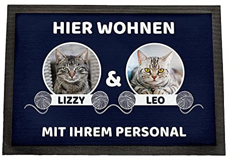 Geschenke 24 | Fußmatte personalisiert Hier wohnen Katzen (Blau - 2 Katzen, Mit Rand - 60x40cm) | mit Wunschfoto und Namen Bedruckt | lustige Schmutzfangmatte für Katzenliebhaber | Haustür