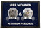 Geschenke 24 | Fußmatte personalisiert Hier wohnen Katzen (Blau - 2 Katzen, Mit Rand - 60x40cm) | mit Wunschfoto und Namen Bedruckt | lustige Schmutzfangmatte für Katzenliebhaber | Haustür