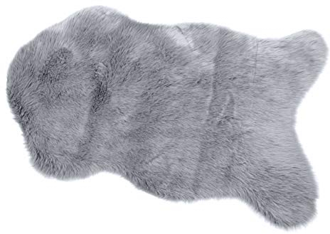 Kinzler J-10431/30, Farbe Silber Fellteppich, 100% Polyacryl im Flor TrägerAbseite: 100% Polyester/Mikrofaser-Suede, 60x90cm