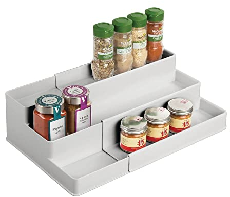 mDesign Design Gewürzregal für die Küche - Ausziehbarer Gewürzständer aus Kunststoff für Arbeitsplatte & Küchenschrank - Praktische 3-stöckige Küchenaufbewahrung - Hellgrau