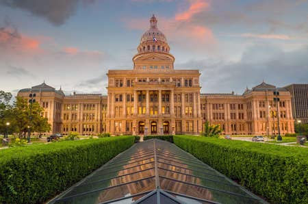 adrium Poster-Bild 80 x 50 cm: Texas State Capitol Building in Austin, TX. in der Dämmerung(131480468)