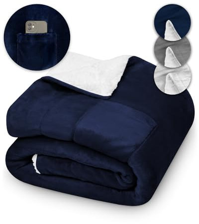XXL Kuscheldecke 230x270 KAMI Sherpa Nachtblau, Extra groß & flauschig, Warme Couchdecke für den Winter, Tagesdecke für Sofa, Wohnzimmer, Bett, Sofadecke 230 x 270 cm mit Handytasche & Hygieneschutz
