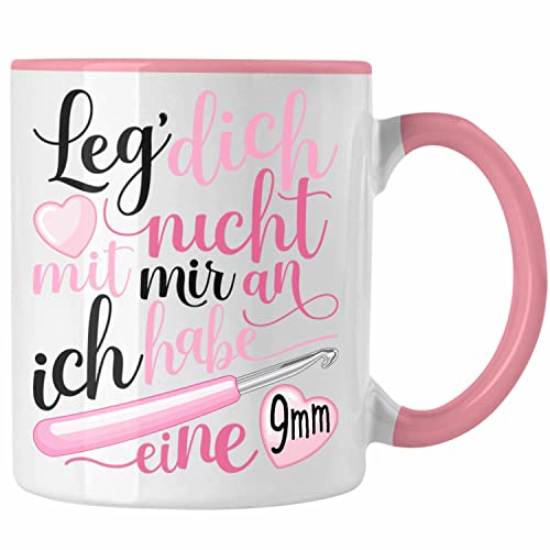 Trendation - Häkeln Tasse Geschenk Grafik Stricken Geschenkidee Spruch Lustig Ich Habe Eine 9 mm (Rosa)