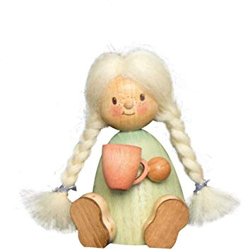 Kuhnert Drechslerei Dekoration/Holzfigur aus Massivholz mit Schafwollfrisur - Finn & Finja - Motiv: Finja mit Tasse - Höhe: ca. 9cm - Made in Germany
