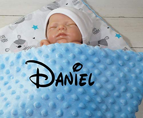 BotoBaby ★ Zweilagige Babydecke mit Namen und Datum Bestickt ★ Minky ★ Baumwolle ★ Füllung ★ (Hellblau - Teddybären, 75 x 100 cm)