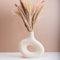 Weiße Keramikvase für Pampasgras,Unregelmäßige Donut-Vase für frische/trockene Blumen, Neutrale Boho Nordic Minimalismus Stil Blumenvasen für Esstisch, Wohnzimmer, Büro, Schlafzimmer (Large)